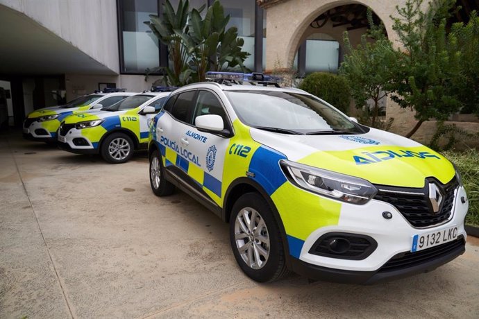 Archivo - Coches de la Policía Local de Almonte.