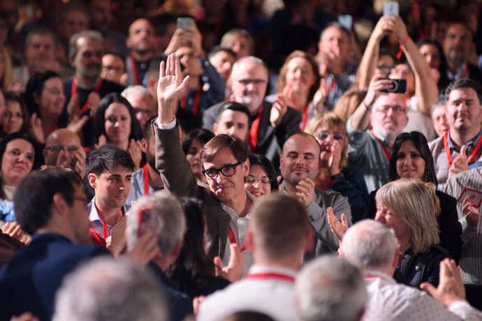 El primer secretario del PSC, Salvador Illa (c), durante la segunda jornada del XV Congreso del PSC, en el Palau de Congressos de Catalunya, a 16 de marzo de 2024, en Barcelona, Catalunya (España). El PSC continúa su 15º Congreso, en el que se ratifica a 