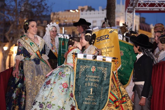 Las comisiones falleras recogen los premios a las fallas infantiles