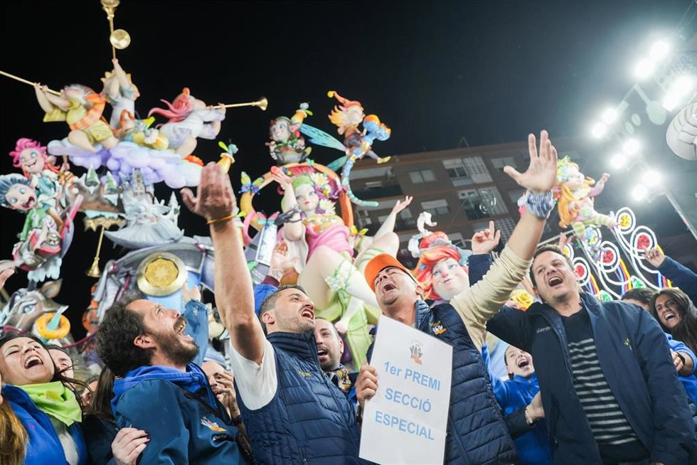 Celebración en L'Antiga de Campanar tras haber ganado el primer premio de la sección Especial de las Fallas 2024