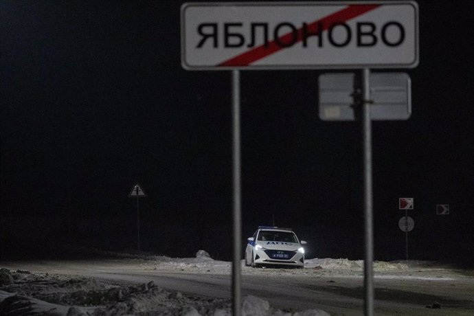 Archivo - Policía junto a un cartel con el nombre de la ciudad de Belgorod, en Rusia
