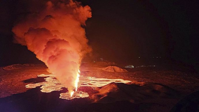 Archivo - February 8, 2024, Reykjanes Peninsula, Iceland: Renewed volcanic and magma flows from a fissure eruption at Sundhnúkar Volcano on the Reykjanes Peninsula, February 8, 2024 in SÃlingarfell, Iceland. The eruption in Reykjanes peninsula disrupted 