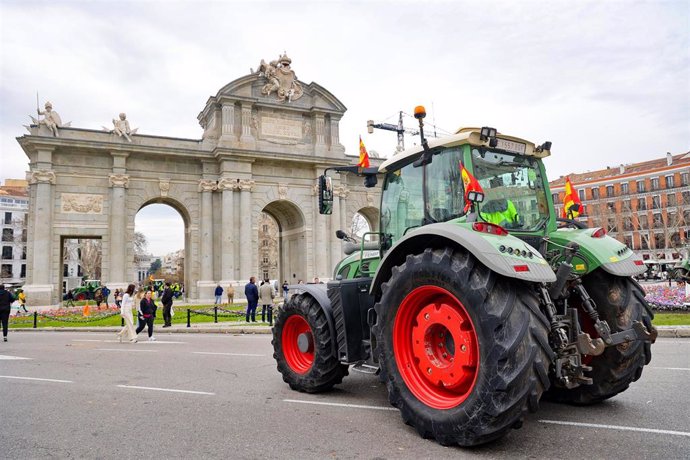 Tractores cortan el paso durante la decimosexta jornada de protestas de los tractores en las carreteras españolas