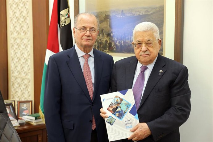 Archivo - Mohamed Mustafa y Mahmud Abbas 