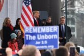 Foto: EEUU.- La posición sobre el aborto, factor fundamental en la elección de Trump sobre su candidato a vicepresidente