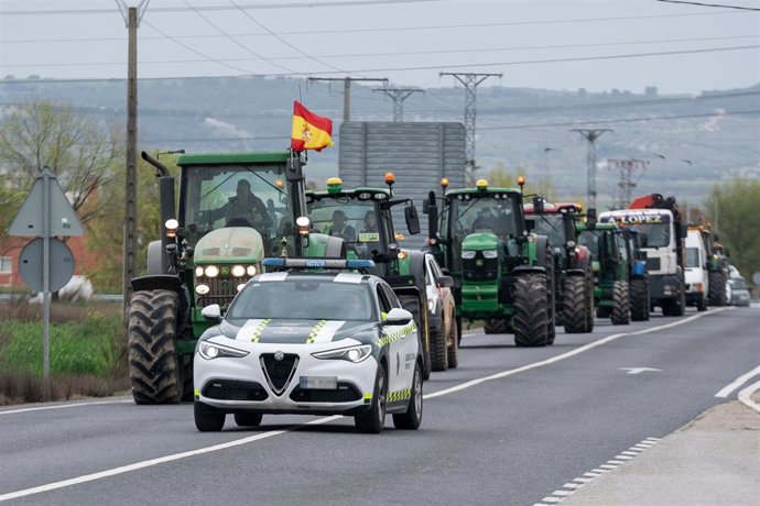 Archivo - Un vehículo de la Guardia Civil vigila a los tractores circulan como protesta por la carretera M-404, desde Titulcia a Torrejón de la Calzada, a 25 de marzo de 2022, en Madrid (España). Los propietarios de explotaciones del sector agrícola de Ma
