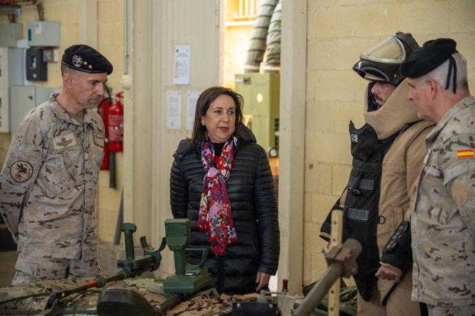 La ministra de Defensa, Margarita Robles conversa con militares de distintas disciplinas durante la visita a la Base Aérea de Morón, a 8 de marzo de 2024, en Morón, Sevilla (Andalucía, España).