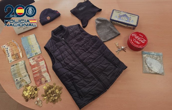 Parte del dinero recuperado en un robo en un centro escolar del distrito este.