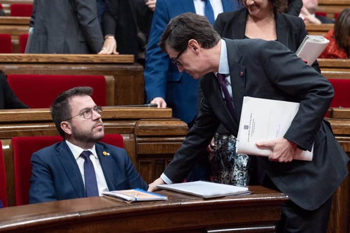 Archivo - El presidente de la Generalitat de Catalunya, Pere Aragonés (i) y el líder y candidato del PSC, Salvador Illa (d), conversan durante una sesión de control al Govern, en el Parlament