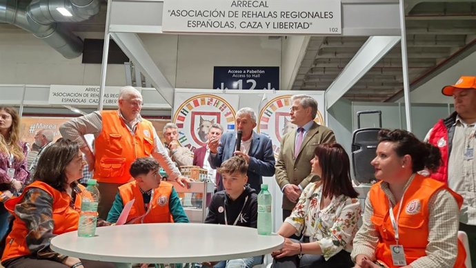 El consejero Samper ha visitado Cinegética 2024, acompañado del director general de Caza y Pesca, Jorge Valero.