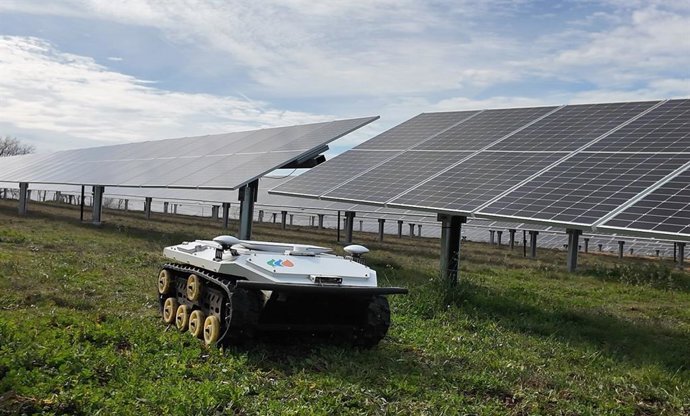 Iberdrola trabaja en la planta fotovoltaica de Villarino con un robot de inspección autónoma desarrollado por Arbórea