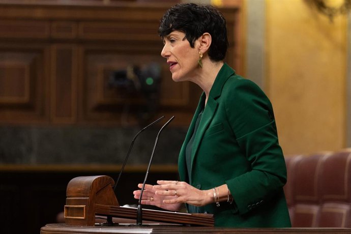 Archivo - La ministra de Seguridad Social y Migraciones, Elma Saiz, interviene durante una sesión plenaria posterior a una sesión de control al Gobierno, en el Congreso de los Diputados, a 13 de diciembre de 2023, en Madrid (España). 