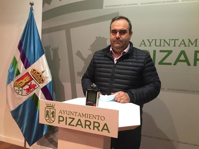 Archivo - El alcalde de Pizarra, Félix Lozano, en una imagen de archivo.