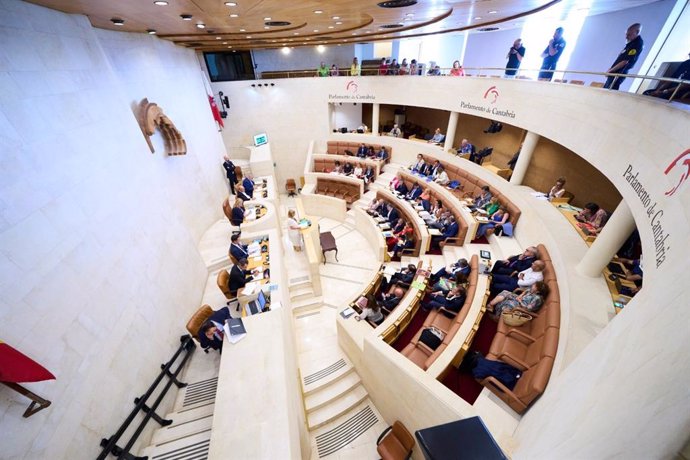 Archivo - Pleno en el Parlamento de Cantabria