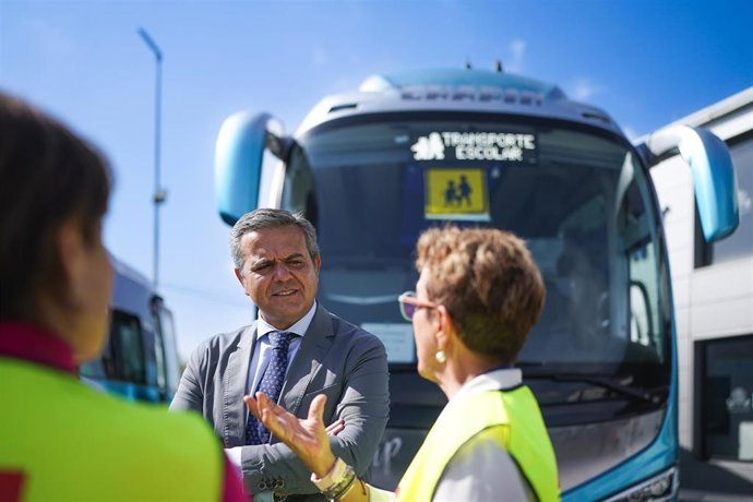 Archivo - El consejero de Vivienda, Transportes e Infraestructuras, Jorge Rodrigo, visita la sede del grupo Chapín de transporte escolar