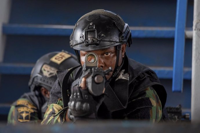 Archivo - March 11, 2023, Volta, Ghana: A member of the Nigeria Armed Forces begins clearing operations during a hostage rescue tactical training display onboard a ship during the annual Flintlock multi-national exercise, March 11, 2023 in Volta, Ghana.