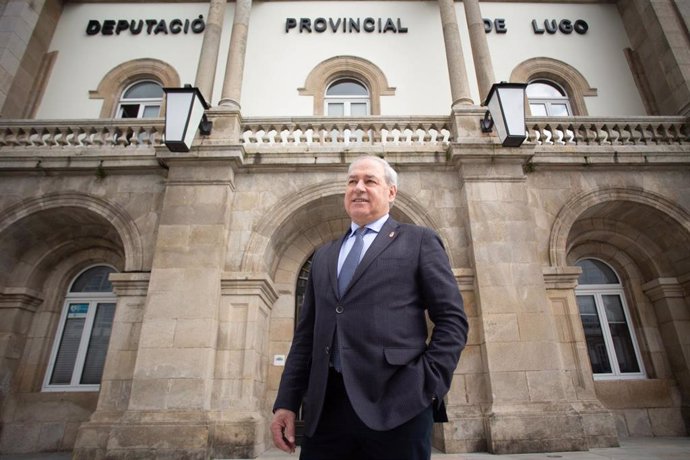 El Presidente de la Diputación de Lugo, José Tomé, posa frente a la fachada del Pazo de San Marcos, sede de la institución provincial. En Lugo, a 17 de marzo de 2024.