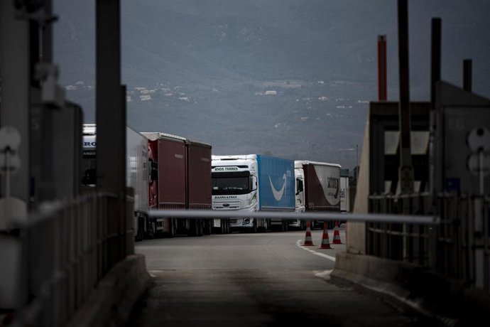 Archivo - Camiones parados en una carretera