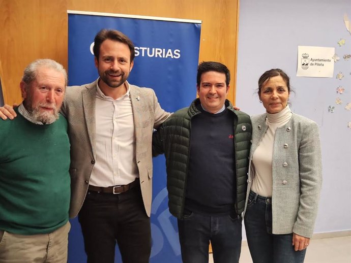 El presidente del PP de Asturias, Álvaro Queipo, con miembros del PP de Piloña.