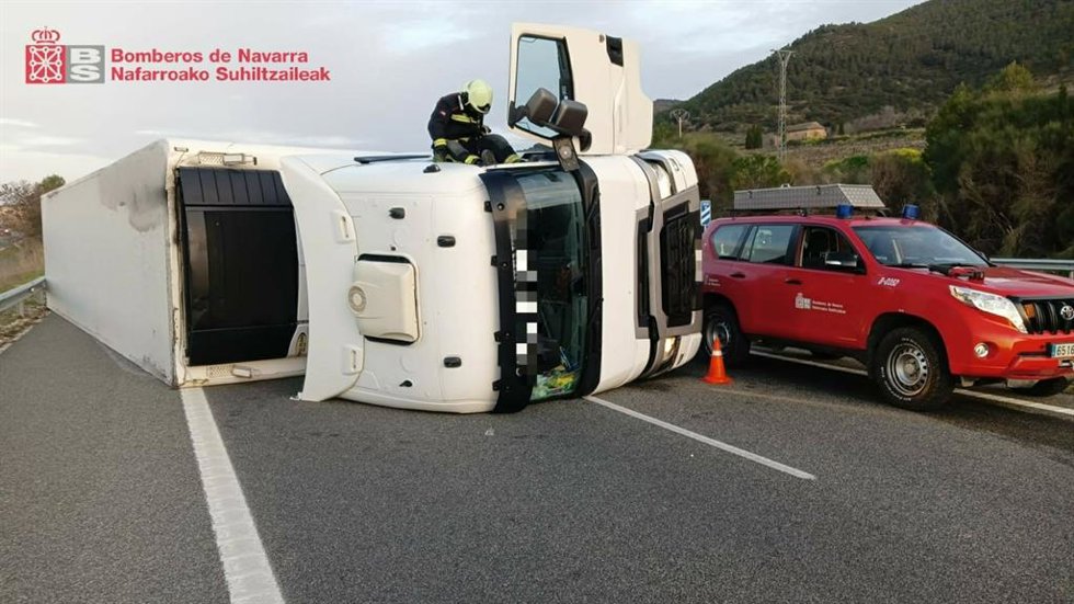 Imagen del camión volcado en la A-12.