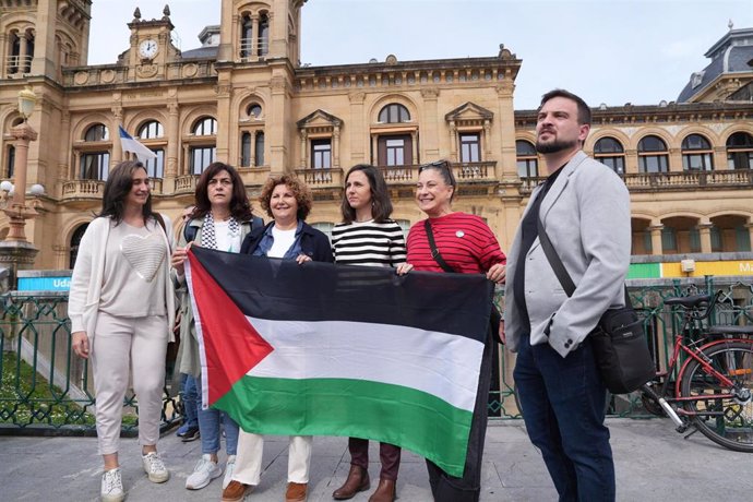 Ione Belarra con la bandera palestina participa en la manifestación convocada por representantes de la cultura en San Sebastián en apoyo al pueblo de Palestina.