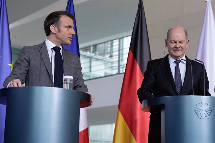 El presidente francés, Emmanuel Macron, y el canciller alemán, Olaf Scholz, en Berlín