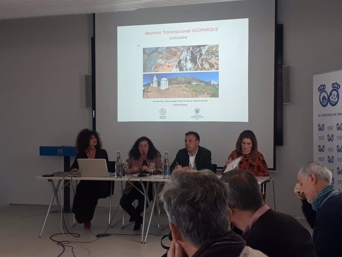 Foto de la reunión sobre el diseño de la candidatura a Geoparque Transnacional del espacio Huelva-Alentejo ante la Unesco.