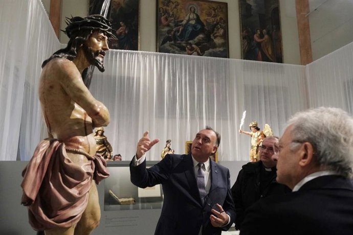 Archivo - El consejero Bernal, en la inauguración de la muestra sobre Pedro Roldán en el Bellas Artes.