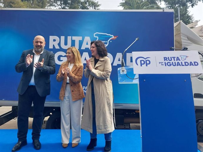 La vicesecretaria de Igualdad, Conciliación y Política Social del Partido Popular, Ana Alós, junto a la secretaria general del PP de Baleares, Sandra Fernández, y el presidente de los 'populares' de Palma y alcalde de la ciudad, Jaime Martínez.
