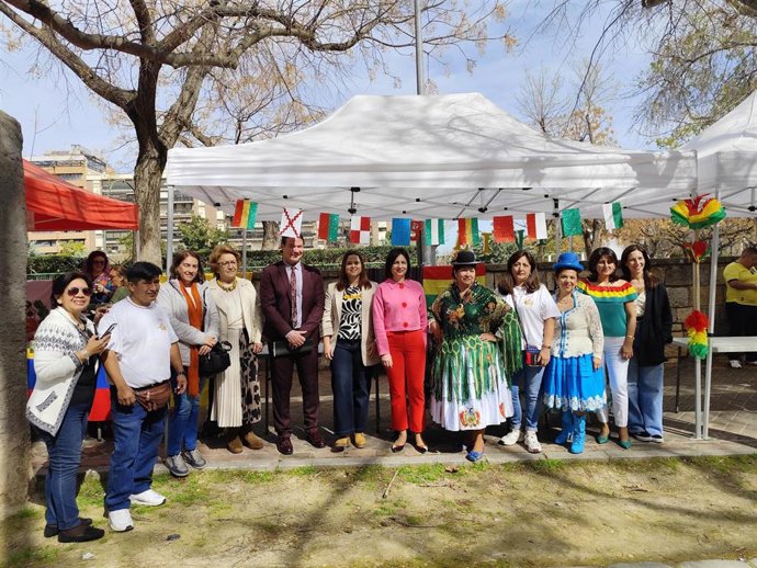 Foto de familia en la 'Feria de la Solidaridad Internacional' de Jaén.