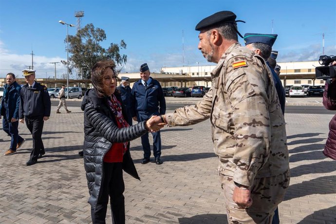 La ministra de Defensa, Margarita Robles conversa con militares de distintas disciplinas durante la visita a la Base Aérea de Morón, a 8 de marzo de 2024, en Morón, Sevilla (Andalucía, España). 