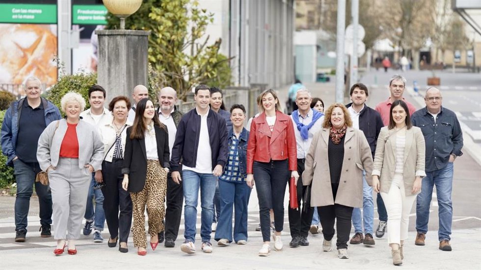 El candidato del PNV a lehendakari, Imanol Pradales, con Bakartxo Tejería y Joseba Egibar en un acto político en Arrasate (Gipuzkoa).