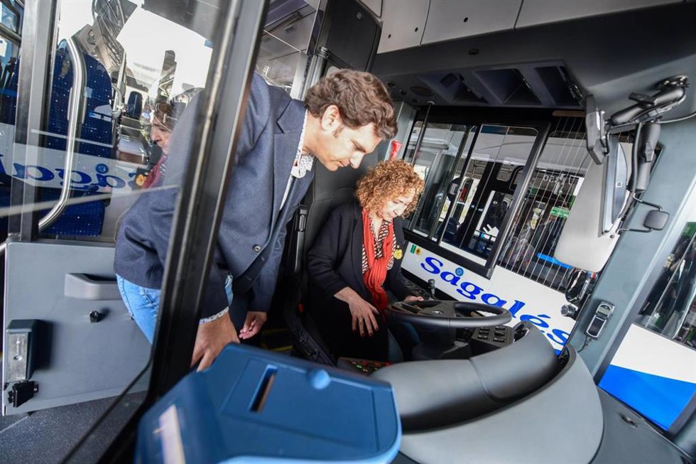 La consellera de Territorio, Ester Capella, en la presentación de los 3 autobuses eléctricos de la línea 330.