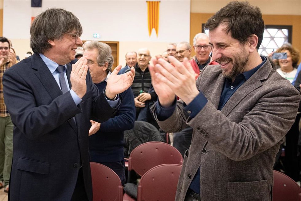 El presidente del Consell de la República, Carles Puigdemont (i), y el vicepresidente del Consell de la República y eurodiputado de Junts, Toni Comín (d), durante la constitución de la Asamblea Territorial del Consell de la República, el 2 de marzo
