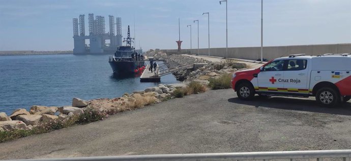 Localizada una patera con 12 personas, entre ellas dos menores, en las costas de Alicante