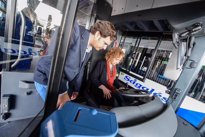 La consellera de Territori, Ester Capella, en la presentació dels 3 autobusos elèctrics de la línia 330