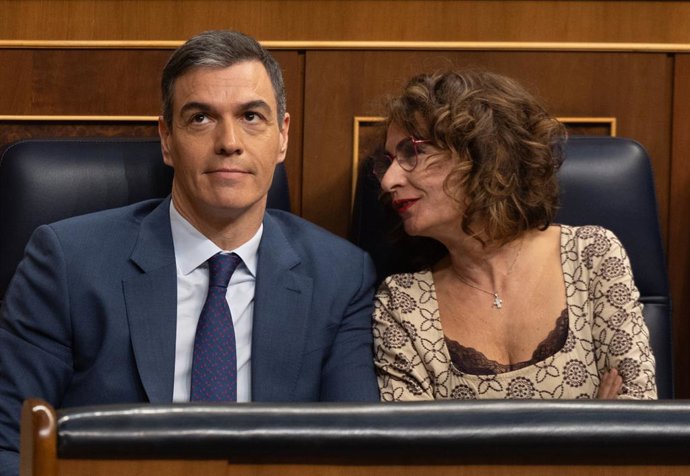 El presidente del Gobierno, Pedro Sánchez y la vicepresidenta primera y ministra de Hacienda, María Jesús Montero, durante una sesión de control al Gobierno, en el Congreso de los Diputados, a 13 de marzo de 2024, en Madrid (España).  El denominado 'cas
