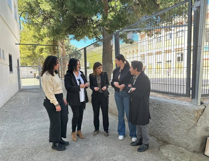 La parlamentaria andaluza del PSOE Olga Manzano junto a representantes socialistas de Cádiar.