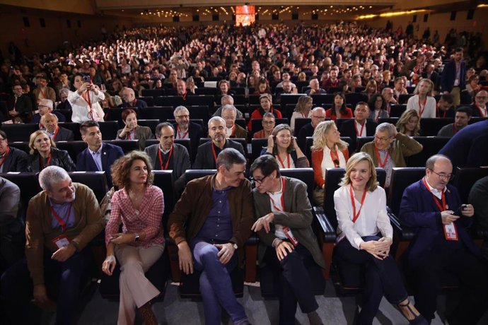 (I-D) El alcalde de Barcelona, Jaume Collboni, la vicepresidenta primera y ministra de Hacienda, María Jesús Montero, el secretario general del PSOE y presidente del Gobierno, Pedro Sánchez, el primer secretario del PSC, Salvador Illa, la ministra de Ed