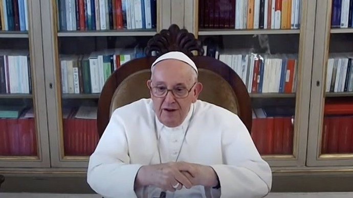 Archivo - El Papa Francisco durante la videollamada con estudiantes del sur de Asia.