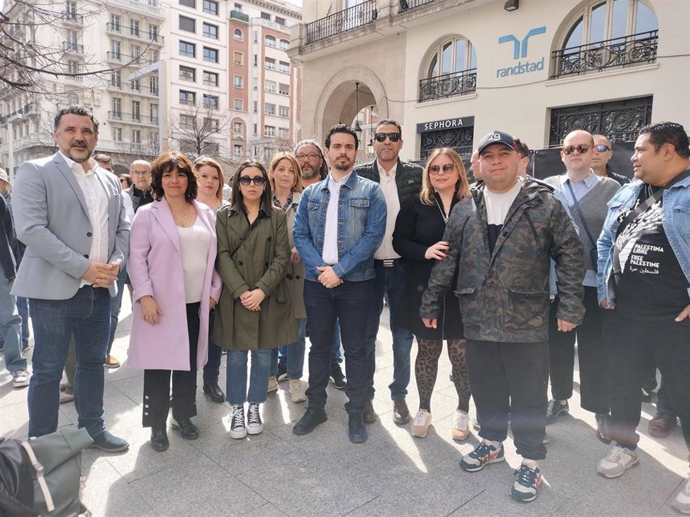 Representantes del PSOE Aragón en las Cortes de Aragón, el Ayuntamiento de Zaragoza, la Diputación de Zaragoza y de su Ejecutiva Regional en la concentración de la Delegación en Aragón de la Comunidad Islámica de España.