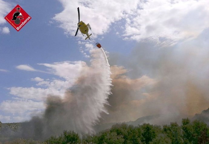 Archivo - Imagen de las labores para controlar un incendio en imagen de archivo