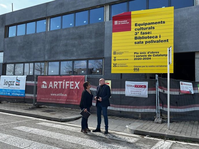 Visita del director de Serveis Territorials de Cultura en Girona, Josep Calataiud, a las obras de la nueva biblioteca de Vilablareix (Girona)
