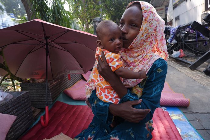 Archivo - July 6, 2019 - Jakarta, DKI Jakarta, Indonesia - A Sudanese refugee with her baby take shelter on a side walk in front of the United Nations High Commissioner for Refugees..The UNHCR reported that last year more than 71 million people from Syria