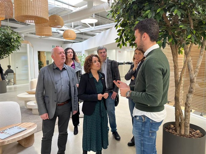 La delegada del Govern en Girona, Laia Cañigueral, y el director de los Servicios Territoriales de Empresa y Trabajo, Joan Martí, en una visita a Kave Home en Sils (Girona)
