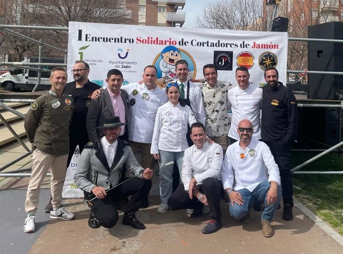 Foto de familia con el presidente de la Diputación, Paco Reyes, y los participantes del 'Encuentro Solidario de Cortadores de Jamón'.