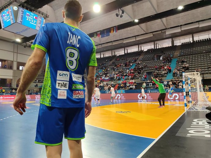 El jugador esloveno Blaz Janc en el partido entre Eslovenia y Baréin en la última jornada del Preolímpico de balonmano de Granollers (Barcelona)