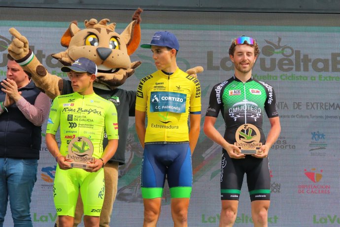 El ciclista murciano José Luis Faura (centro) en la recogida de premios de la Vuelta Ciclista a Extremadura masculina