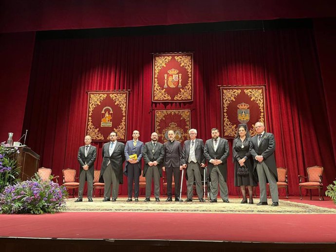 Foto de familia en el Teatro Municipal Muñoz Seca durante el pregón de la Semana Santa 2024 de El Puerto de Santa María (Cádiz).
