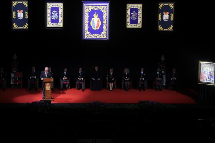 Antonio González Rodríguez, junto al atril, pronuncia el Pregón de la Semana Santa de Alcalá.